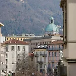 Cecilia By Piazza Del Lago, Center Lägenhet *